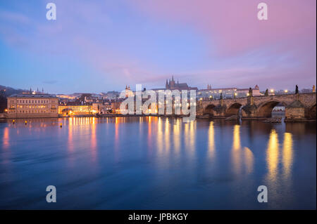 Prag, Tschechien-Karlsbrücke, die Burg und ein Blick auf die Stadt, in der Dämmerung fotografiert Stockfoto