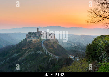 Civita Bagnoregio bei Sonnenaufgang Europa, Italien, Latium, Viterbo Bezirk Stockfoto