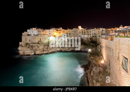 Dämmerung Leuchten über der Altstadt thront auf den Felsen, umgeben von kristallklarem Meer Polignano eine Stute Provinz von Bari Apulien Italien Europa Stockfoto