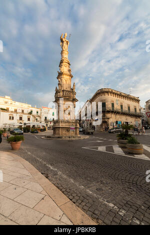 Historische Gebäude und Statuen in der mittelalterlichen Stadt Zentrum von Ostuni Provinz von Brindisi Apulien Italien Europa Stockfoto