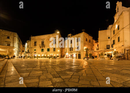 Nachtansicht von historischen Gebäuden und Plätzen der Altstadt Polignano eine Stute Provinz von Bari Apulien Italien Europa Stockfoto