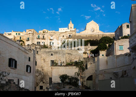 Typische Häuser und Kirchen in der Altstadt, genannt Sassi thront auf Felsen auf Hügel Matera-Basilikata-Italien-Europa Stockfoto