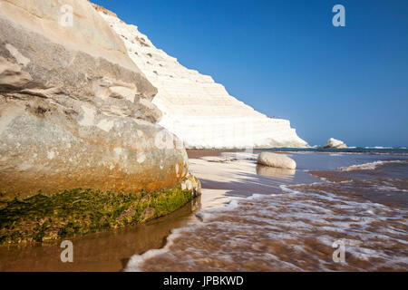 Das Meer Wellen, die auf der Weißen Klippen wie Scala dei Turchi Porto Empedocle Provinz Agrigento Sizilien Italien Europa bekannt Stockfoto