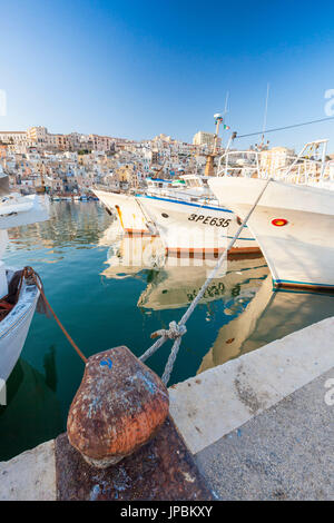 Angelboote/Fischerboote vertäut im Hafen umgeben vom Blau des Meeres und der alten Stadt Sciacca Provinz von Agrigento Sizilien Italien Europa Stockfoto