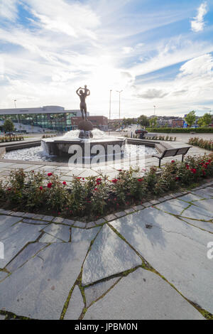 Blauer Himmel umrahmt eine Statue auf dem alten Platz von der Stadt Zentrum von Narvik Ofotfjord Norwegen Europa Stockfoto