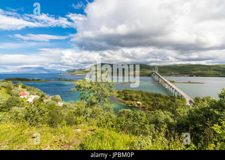 Grüne Wiesen und türkisfarbenen Meer Rahmen die Hängebrücke Straße Tjeldsundbrua Troms Grafschaft Nordland Norwegen Europa Stockfoto