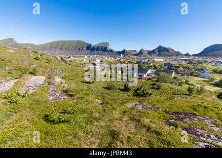 Grüne Wiesen umrahmen das Dorf Sorland, umgeben von Meer Vaeroy Insel Nordland county Lofoten Inselgruppe Norwegen Europa Stockfoto