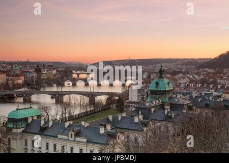 Rosa Himmel auf historische Brücken und Gebäuden reflektiert auf Moldau (Moldawien) bei Sonnenuntergang Prag Tschechische Republik Europa Stockfoto