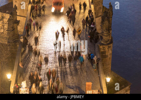 Menschen auf die historische Karlsbrücke auf Vltava (Moldau) Prag Tschechische Republik Europa Stockfoto