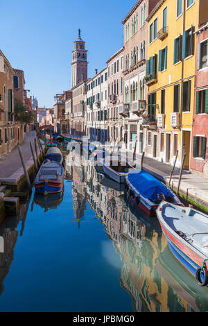 Boote in den Kanal, umgeben von historischen Gebäuden Venedig Veneto Italien Europa Stockfoto