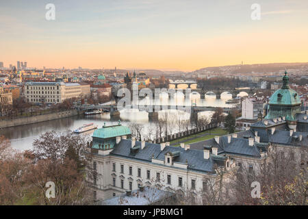 Sonnenuntergang auf der historischen Brücken und Gebäuden reflektiert auf Vltava (Moldau) Prag Tschechische Republik Europa Stockfoto