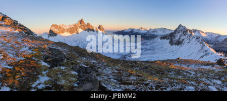 Panoramablick über das Tal namens Korkedalen während die ersten Sonnenstrahlen des Tages. Hesten, Fjordgard, Mefjorden, Senja, Norwegen, Europa. Stockfoto