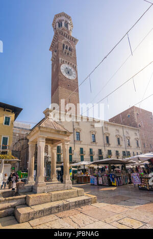 Verona, Veneto, Italien. Piazza Delle Erbe mit Torre dei Lamberti auf dem Hintergrund Stockfoto