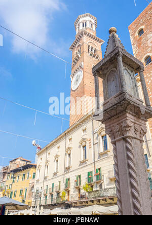 Verona, Veneto, Italien. Piazza Delle Erbe mit Torre dei Lamberti auf dem Hintergrund Stockfoto