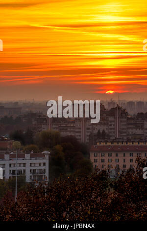 Mailand, Lombardei, Italien. Sonnenuntergang mit Nebel vom Monte Stella, St. Siro Bezirk. Stockfoto