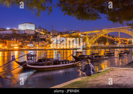 Mann beobachtet, Porto und Wein Boote auf den Fluss Douro. Oporto Stadt Porto Bezirk, Portugal, Europa Stockfoto