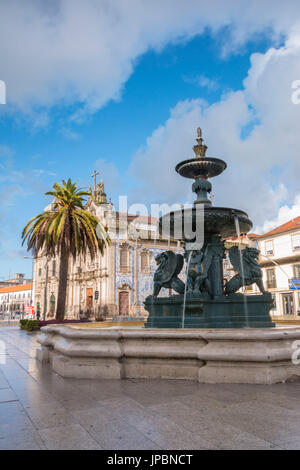 Igreja Carmo und Fonte Dos Leões in Praça de Gomes Teixeira in Porto. Oporto Stadt Porto Bezirk, Portugal, Europa Stockfoto