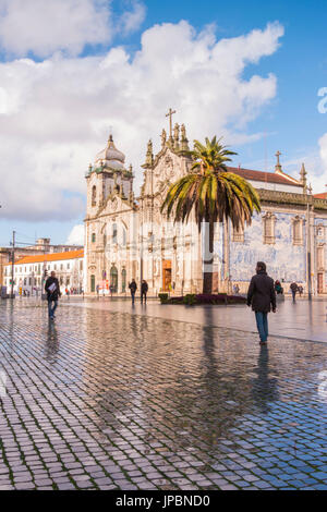 Igreja Carmo und Fonte Dos Leões in Praça de Gomes Teixeira in Porto nach dem Regen. Oporto Stadt Porto Bezirk, Portugal, Europa Stockfoto