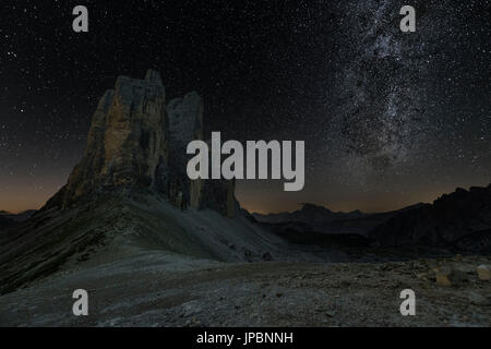 Europa, Italien, Dolomiten, Veneto, Belluno. Milchstraße am Tre Cime di Lavaredo gesehen von Lavaredo Gabel Stockfoto