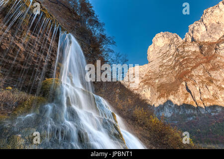 Europa, Italien, Venetien, Agordino, Taibon. Der Wasserfall von Livinal im San Lucano Tal. Stockfoto