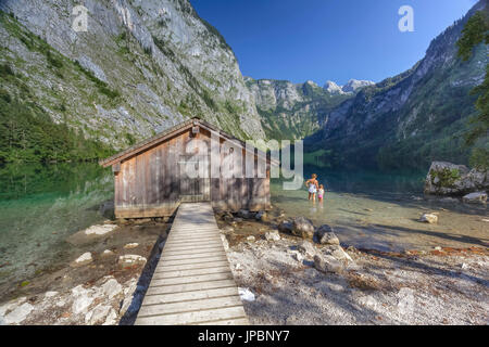 Europa, Deutschland, Bayern, Berchtesgaden. Bootsanlegestelle Hangar am Obersee Bergsee in den Alpen Stockfoto