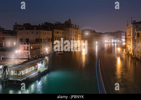 Europa, Italien, Veneto, Venedig. Blick auf den Canal Grande von der Accademia Brücke Stockfoto