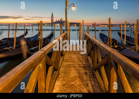 Europa, Italien, Veneto, Venedig, Riva Degli Schiavoni. Hafen der klassischen venezianischen Gondeln Stockfoto