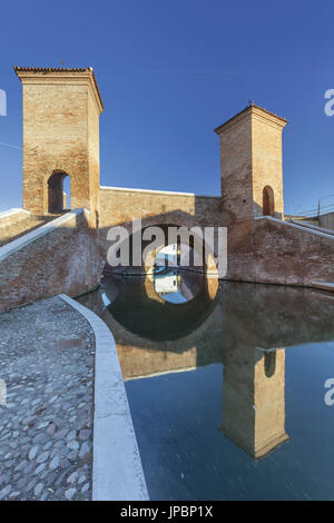 Europa, Italien, Emilia Romagna, Ferrara Comacchio. Die monumentale Dreipunkt-Brücke, bekannt als die Urlaubsmöglichkeiten Stockfoto