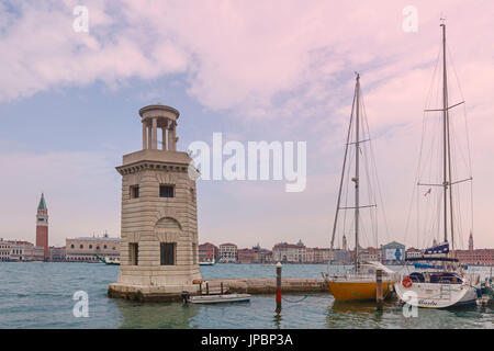 Europa, Italien, Veneto, Venedig, Insel San Giorgio Maggiore. Einer der Scheinwerfer des Docks und einige Boote vertäut Stockfoto