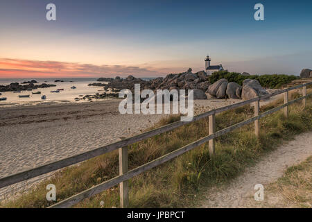 Sonnenuntergang hinter dem Leuchtturm Pontusval. Brignogan-Plage, Finistère, Bretagne, Frankreich. Stockfoto