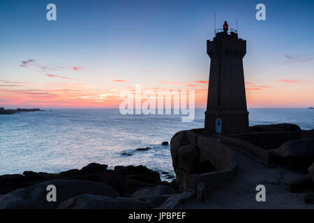 Ploumanach Leuchtturm bei Sonnenuntergang. Perros-Guirec, Côtes-d ' Armor, Bretagne, Frankreich. Stockfoto