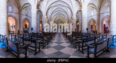 Zona Colonial (Ciudad Colonial), Santo Domingo, Dominikanische Republik. Innenansicht der Basilika Kathedrale von Santa Maria la Menor (Catedral Primada de América). Stockfoto