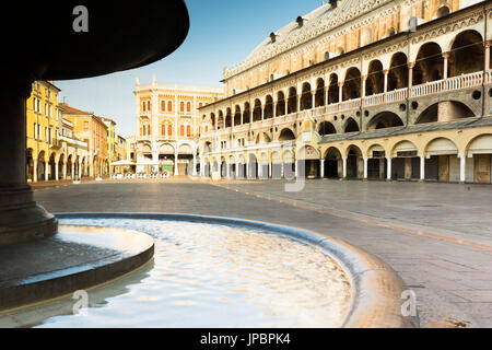 ein Blick auf die Piazza Delle Erbe, dominiert von der imposanten Palazzo della Ragione, Padua Provinz, Venetien, Italien, Europa Stockfoto