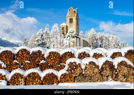 Trunks und alte Kirche in Celerina mit unberührten Schnee. Engadin, Schweiz, Europa Stockfoto