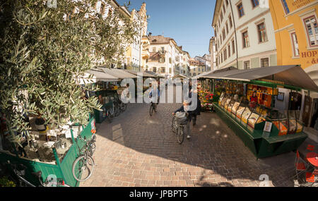 ein Blick auf die Piazza Delle Erbe in Bozen, mit den typischen Straßenmarkt Provinz Bozen, Südtirol, Trentino Alto Adige, Italien, Europa, Stockfoto