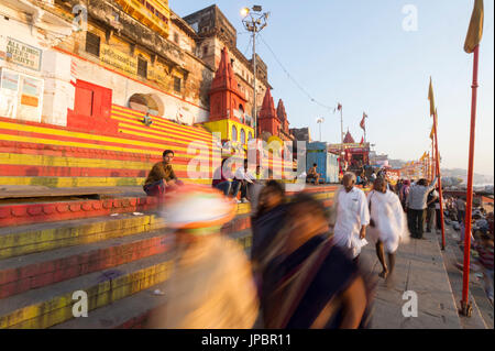 Varanasi, Uttar Pradesh, Indien, Asien. Morgen-Szene auf den ghats Stockfoto