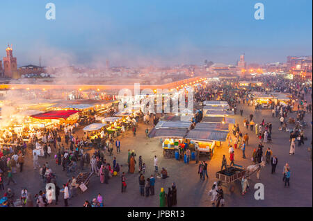 Jemaa el Fna, Marrakesch, Marokko. Stände am Abend bei Sonnenuntergang. Stockfoto