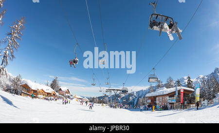 ein Fisheyed Blick auf das Skigebiet Folgarida mit vielen Touristen auf der Piste, Provinz Trento, Trentino Alto Adige, Italien, Europa Stockfoto