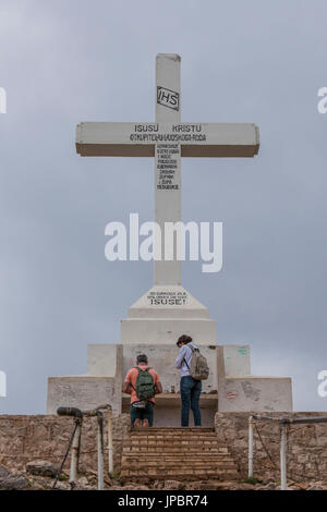 Europa, Balkan, Bosnien und Herzegowina, Medjugorje. Pilger beten in der Nähe von das große Kreuz auf dem Hügel Kreuzberg Stockfoto