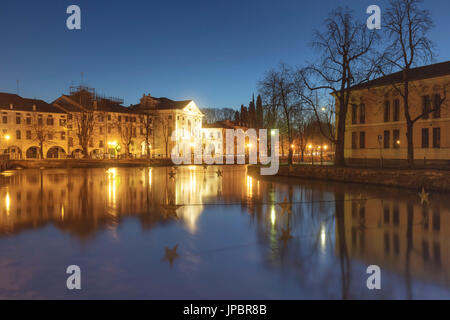 Europa, Italien, Veneto, Treviso. Riviera Garibaldi mit den Gebäuden mit Blick auf den Fluss Sile Stockfoto