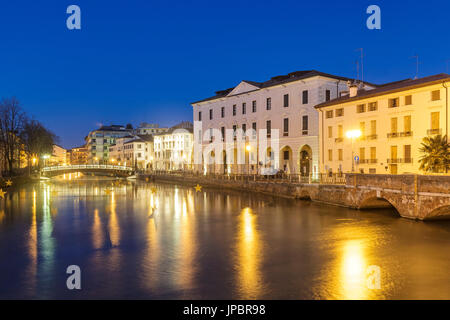 Europa, Italien, Veneto, Treviso. Riviera Garibaldi mit den Gebäuden mit Blick auf den Fluss Sile Stockfoto