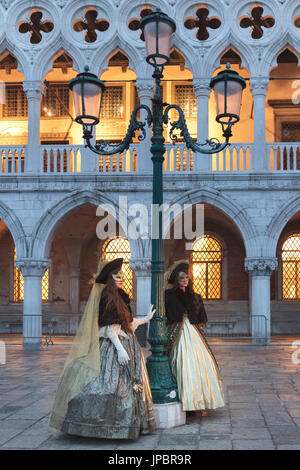 Europa, Italien, Veneto, Venedig. Masken zum traditionellen Termin mit dem Karneval in Venedig Stockfoto