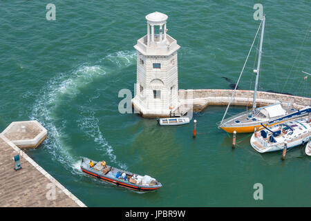 Europa, Italien, Veneto, Venedig, Insel San Giorgio Maggiore. Einer der Scheinwerfer des Docks und einige Boote vertäut Stockfoto