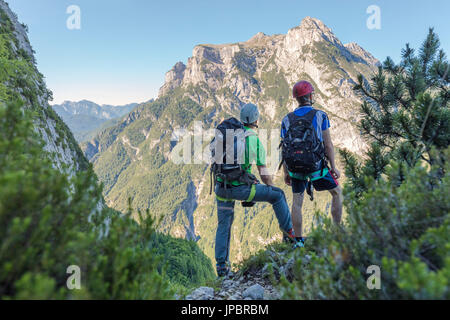 Europa, Italien, Veneto, Agordino, Dolomiten, zwei Bergsteiger mit Blick auf die blasse San Lucano Stockfoto