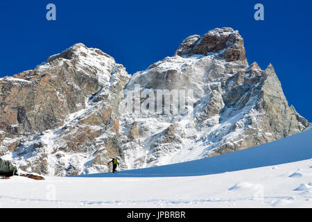 Ski-Ausgangspunkt und Cervino (Matterhorn) im Frühjahr, Cervinia, Aostatal, Italien Stockfoto