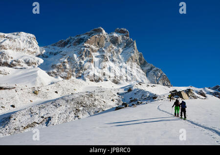 Ski-Ausgangspunkt und Cervino (Matterhorn) im Frühjahr, Cervinia, Aostatal, Italien Stockfoto