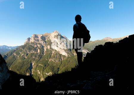 Europa, Italien, Veneto, Agordino, Dolomiten, Bergsteiger Silhouette gegen den blassen San Lucano Stockfoto
