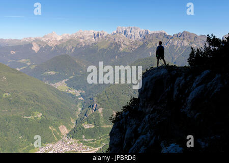 Europa, Italien, Veneto, Agordino, Dolomiten, Bergsteiger Silhouette in Richtung der Ortschaft Cencenighe Agordino und Biois Tal Stockfoto