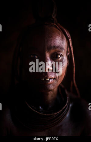 Himba-Mädchen aus einem Dorf im Norden Namibias, in der Nähe von Epupa fällt Stockfoto