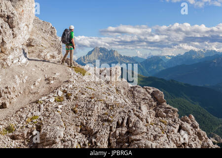 Europa, Italien, Veneto, Belluno. Wanderer am Wegesrand Kaiserjaeger, Piccolo Lagazuoi, Dolomiten Stockfoto